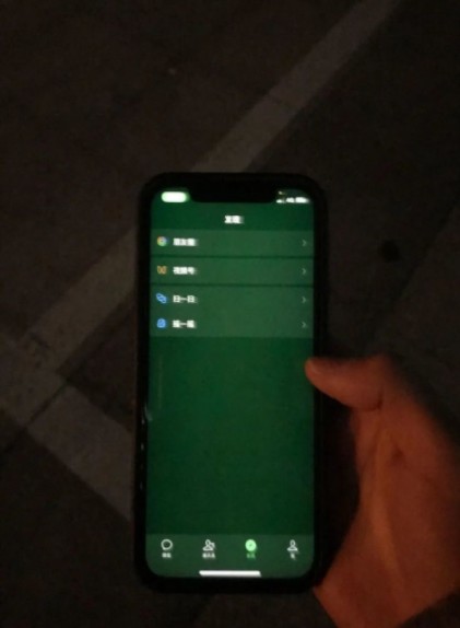 部分iPhone 12用户绿屏，你中了吗？